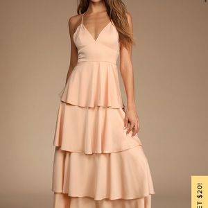 Lulu’s satin, ruffle-tier formal dress. Size:M Color: peach/pale orange